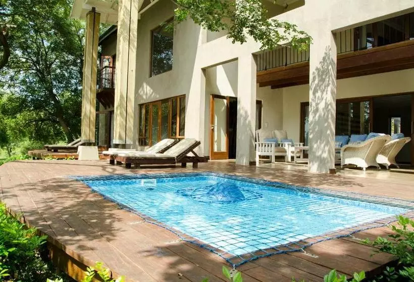Hotelli Villa Rostrata On Lake