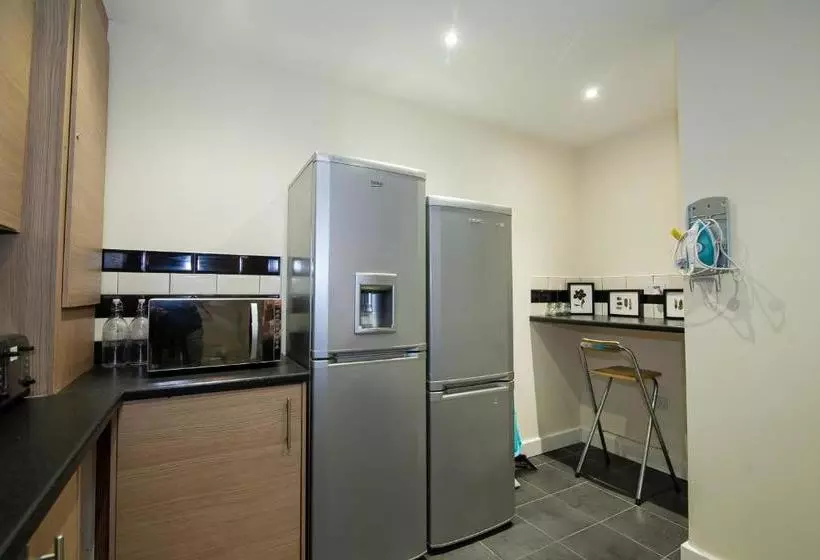 پانسیون Franks Serviced Accommodation