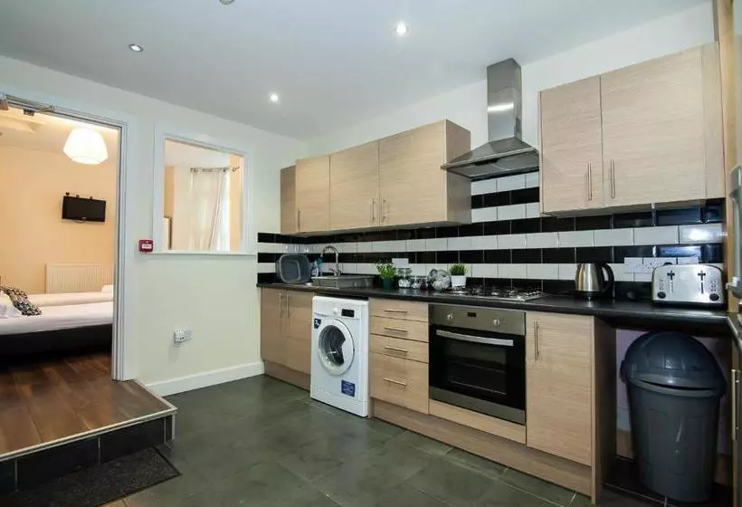 پانسیون Franks Serviced Accommodation