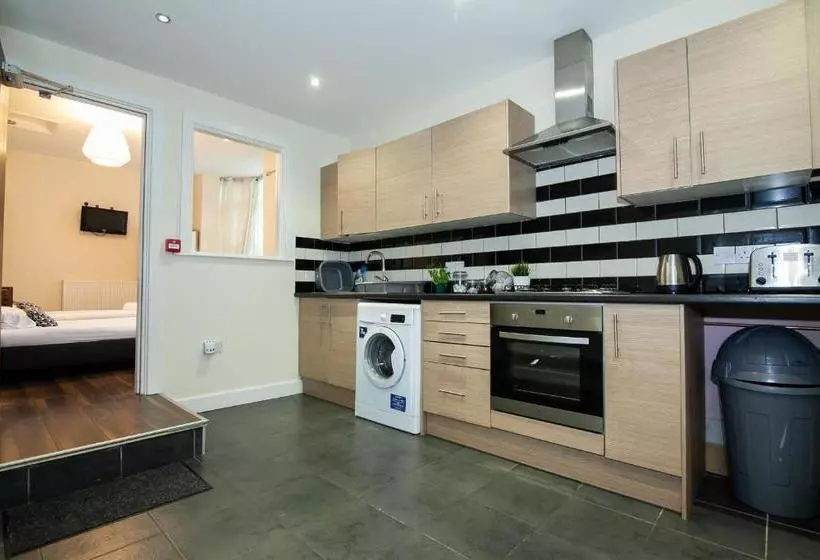 پانسیون Franks Serviced Accommodation