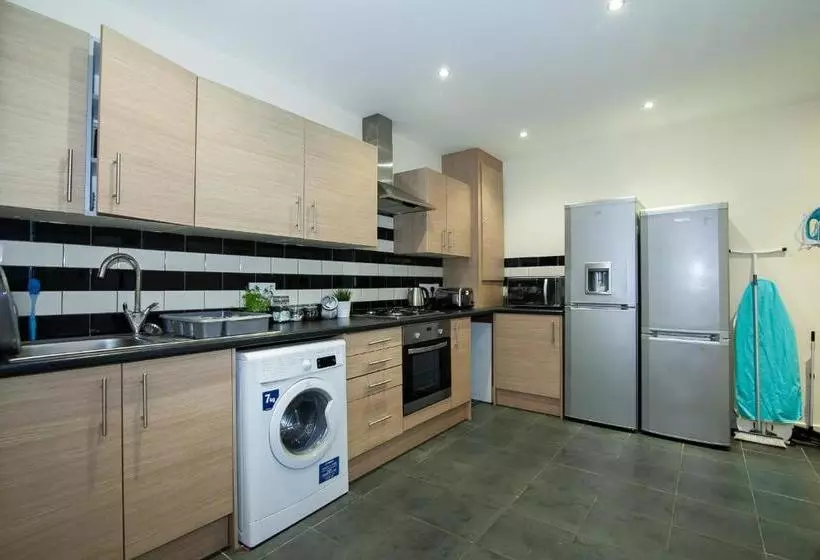 پانسیون Franks Serviced Accommodation