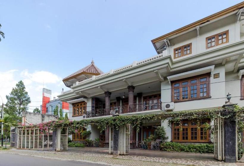 פנסיון Reddoorz @ Taman Menteng Bintaro