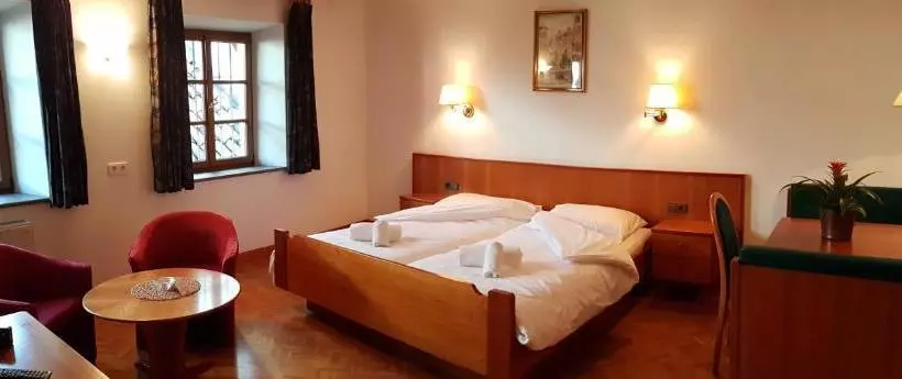 Aamiaismajoitus (B&B) Weißes Rössl