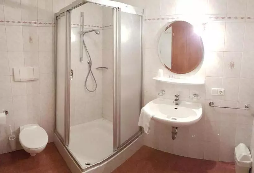 Aamiaismajoitus (B&B) Weißes Rössl