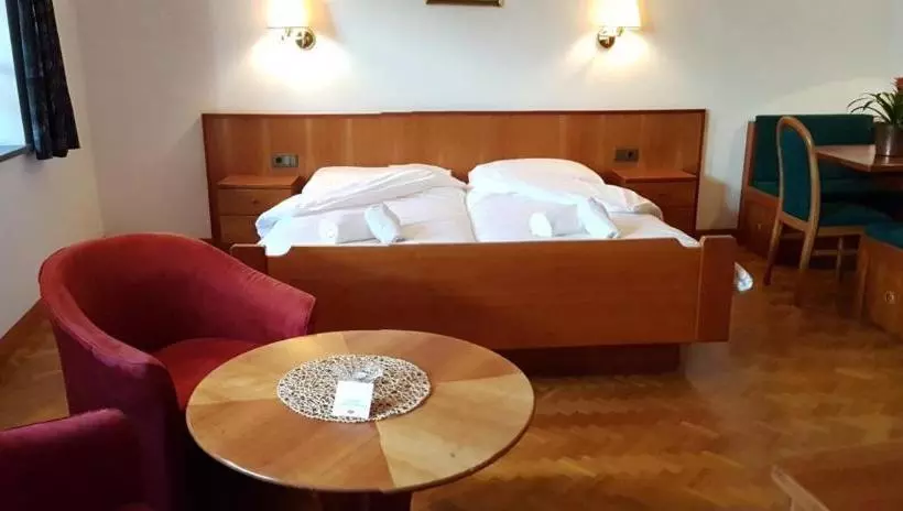 Aamiaismajoitus (B&B) Weißes Rössl