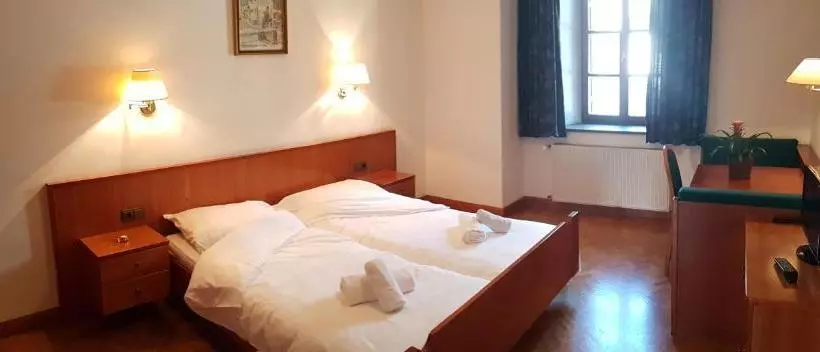 Aamiaismajoitus (B&B) Weißes Rössl