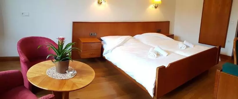 Aamiaismajoitus (B&B) Weißes Rössl