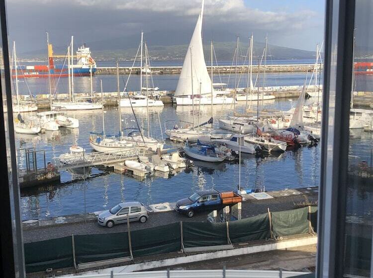 ユースホステル Internacional Azores Boutique