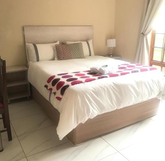 פנסיון Queenspark Lodge