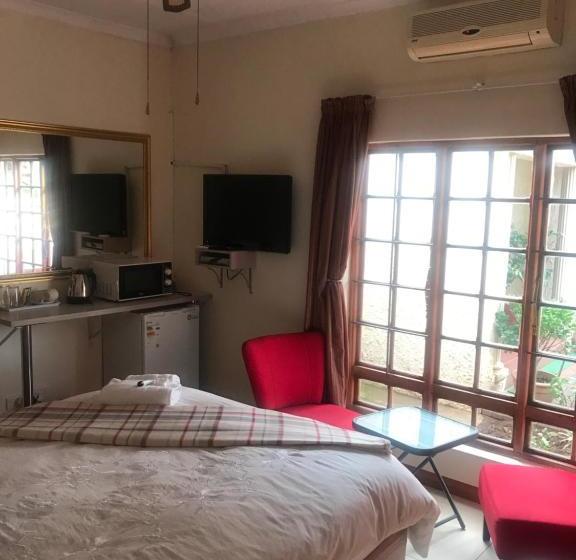 פנסיון Queenspark Lodge