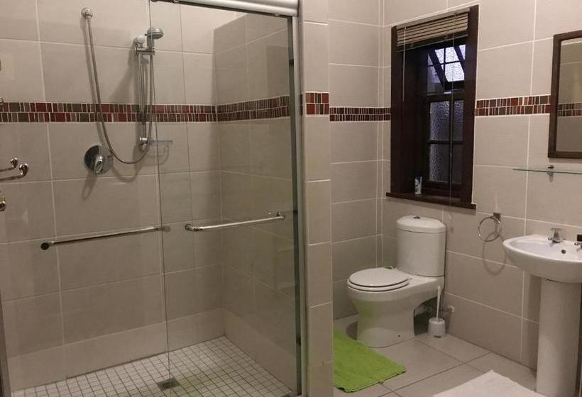 פנסיון Queenspark Lodge