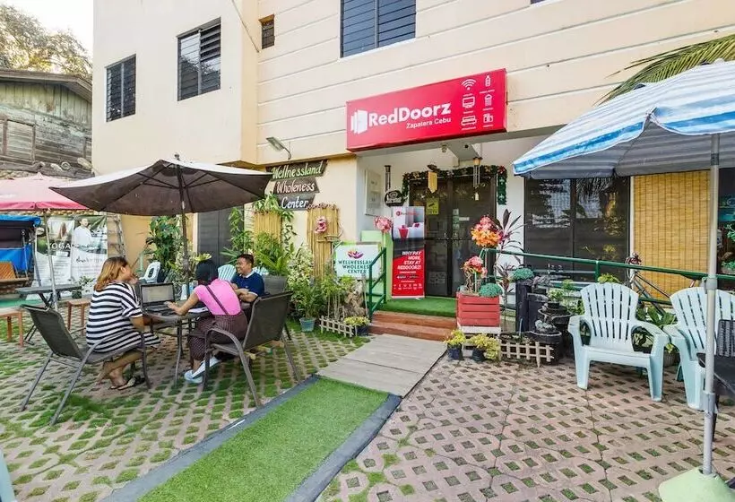 ホテル Reddoorz @ Zapatera Cebu