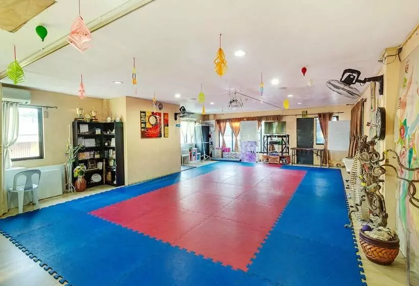 ホテル Reddoorz @ Zapatera Cebu