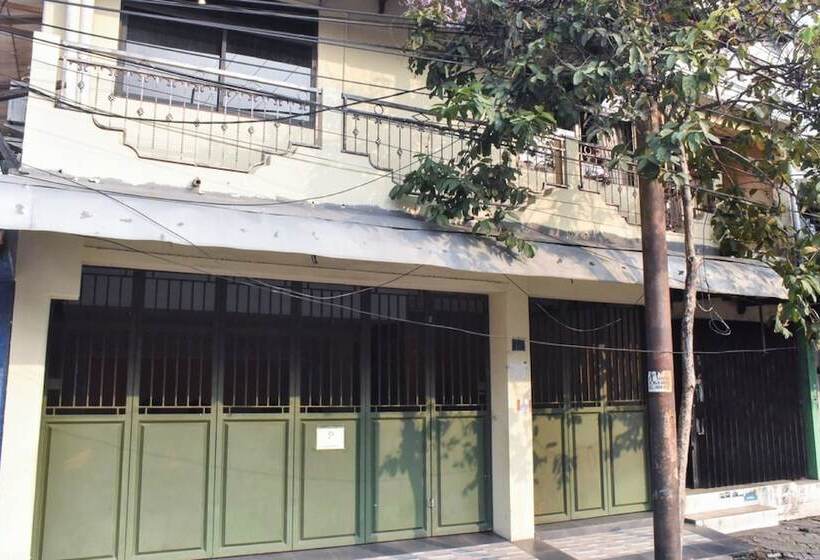 Пансион Reddoorz Near Surabaya Town Square