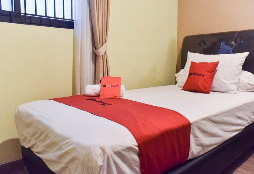 Пансион Reddoorz Near Surabaya Town Square