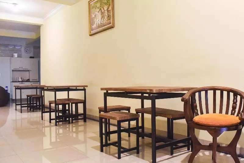 ペンション Reddoorz Near Surabaya Town Square