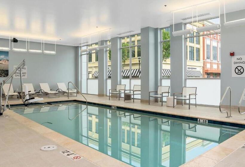 فندق Element Hampton Peninsula Town Center