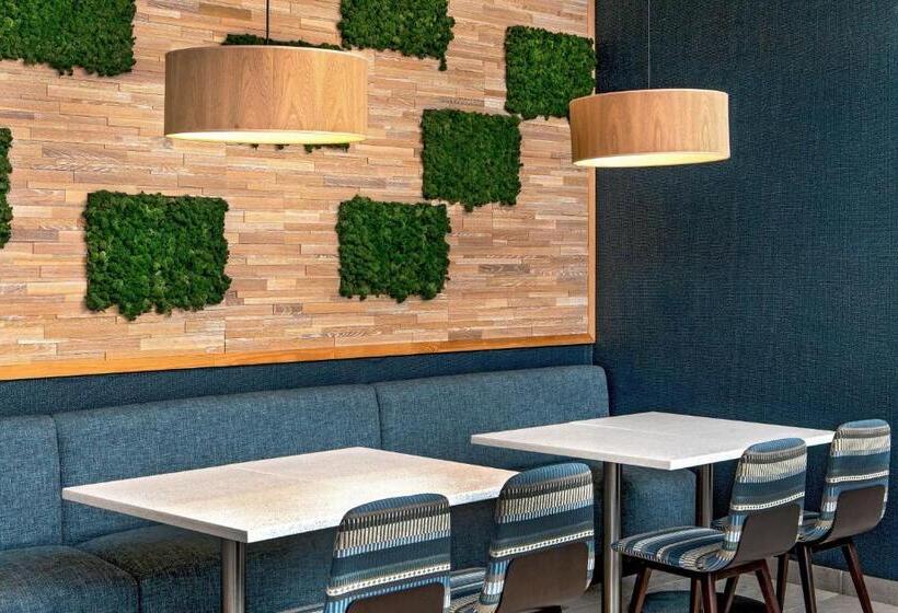 فندق Element Hampton Peninsula Town Center