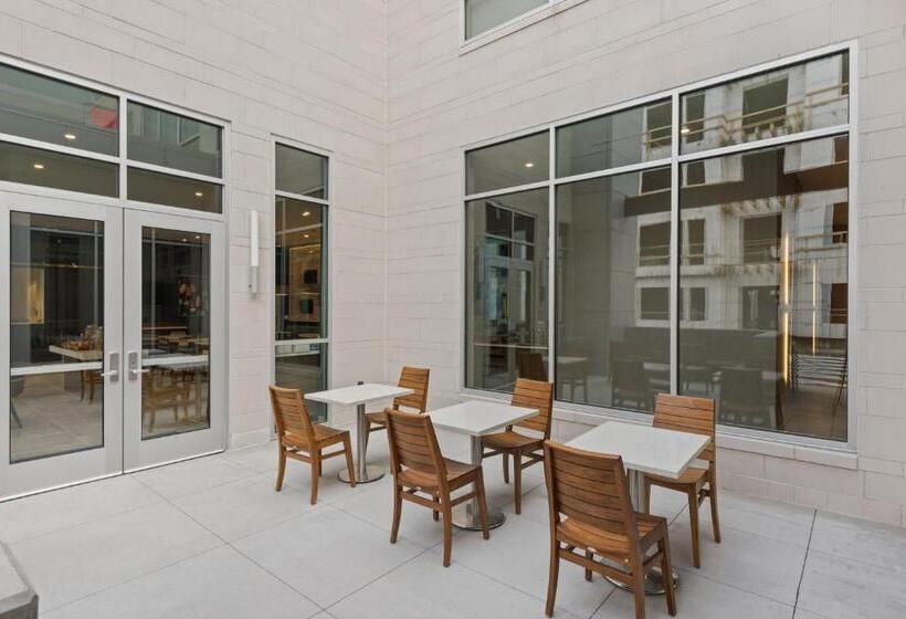 فندق Element Hampton Peninsula Town Center