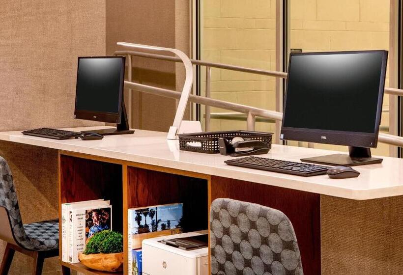 فندق Element Hampton Peninsula Town Center