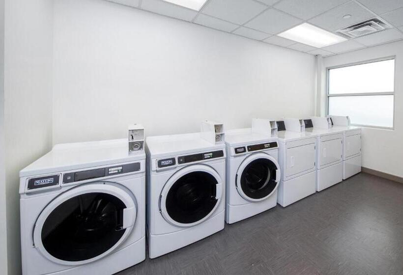 فندق Element Hampton Peninsula Town Center