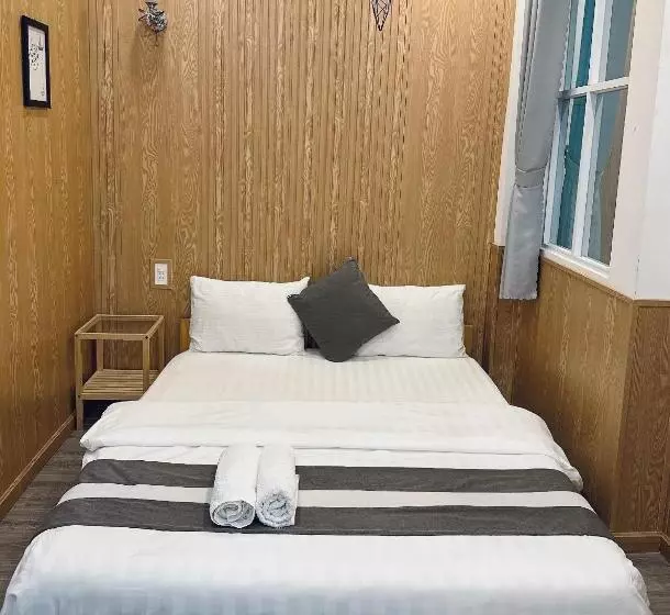 هتل Sele House