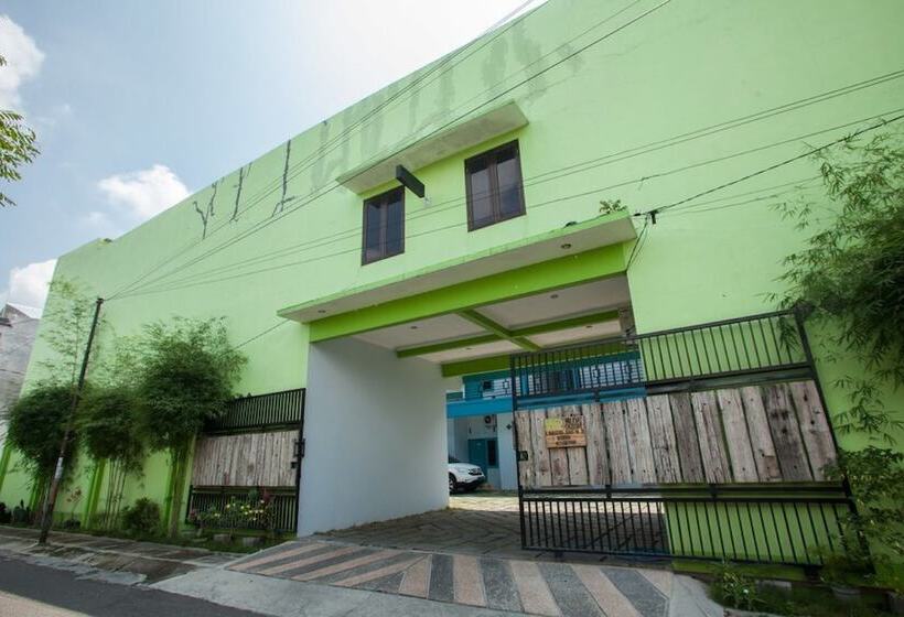 Pensione Reddoorz Syariah At Kartohardjo Madiun