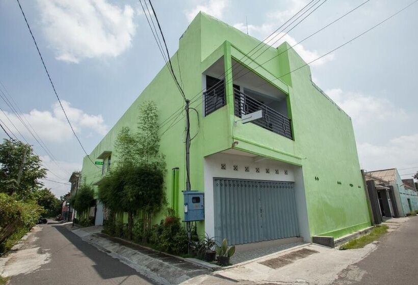 Pensione Reddoorz Syariah At Kartohardjo Madiun