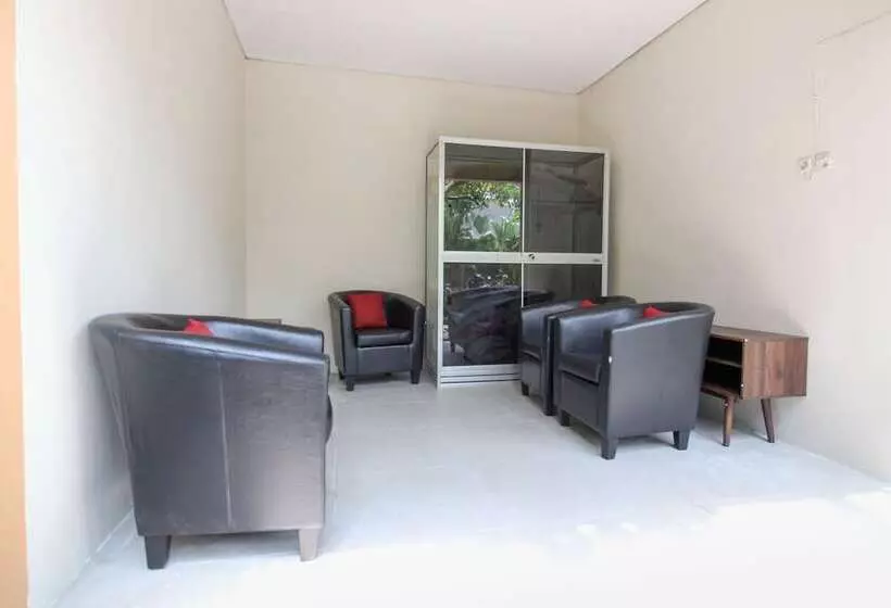 Majatalo Reddoorz Near Solo Balapan Station 2