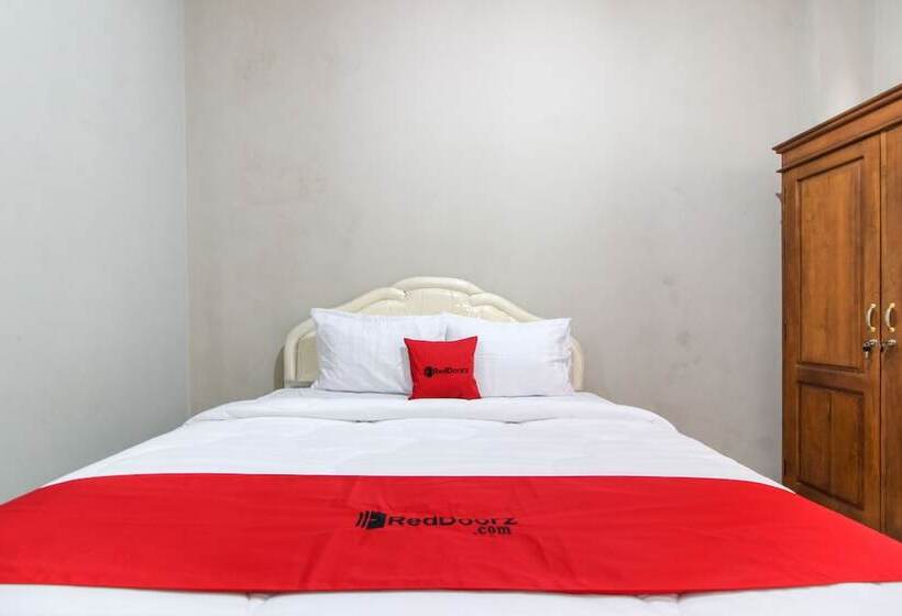 بنسيون Reddoorz Near Solo Balapan Station 2