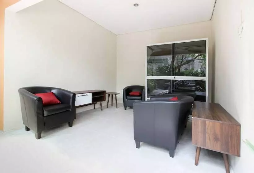 Majatalo Reddoorz Near Solo Balapan Station 2