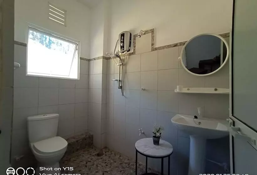 ホテル Trinitons Tea View Lake Resort