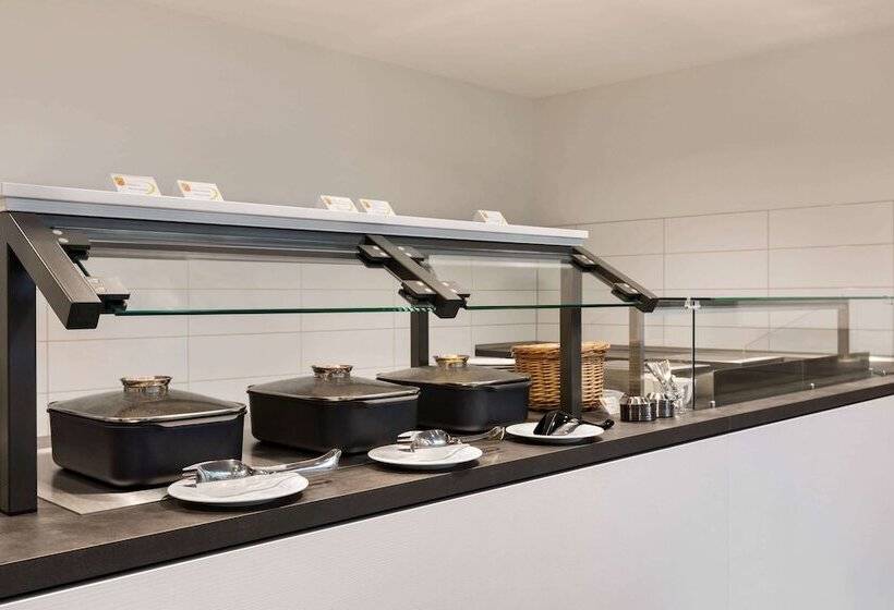 Отель Super 8 By Wyndham Dresden