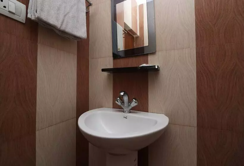 Hotelli Oyo 27644 Cozycom