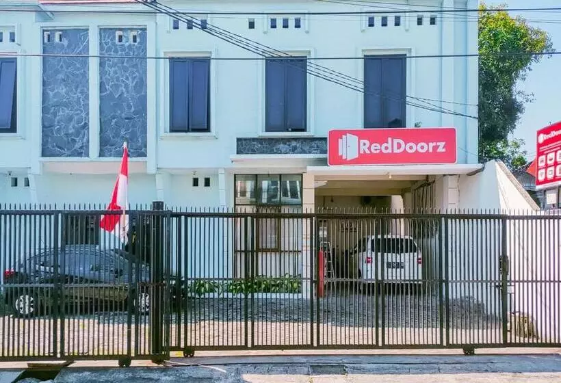 ホテル Reddoorz Syariah At Jemursari Surabaya