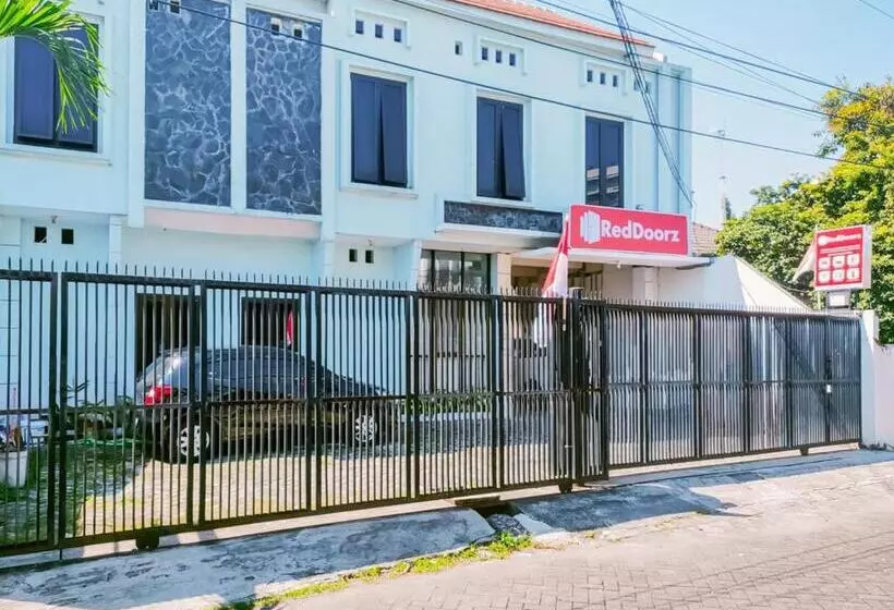 ホテル Reddoorz Syariah At Jemursari Surabaya