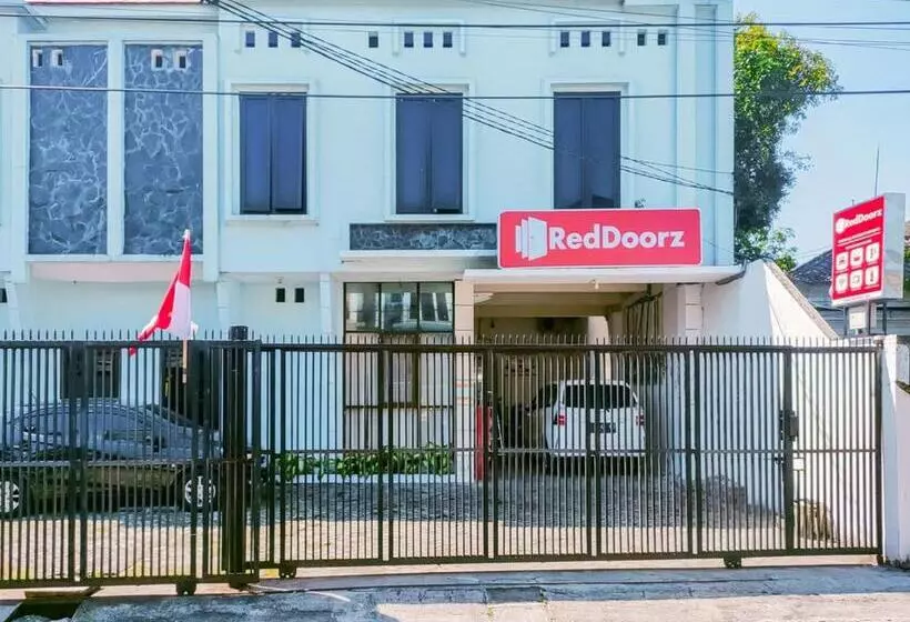ホテル Reddoorz Syariah At Jemursari Surabaya