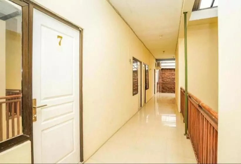 ホテル Reddoorz Syariah At Jemursari Surabaya