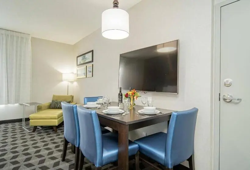 Hotelli Towneplace Suites By Marriott Brantford And Conference Centre