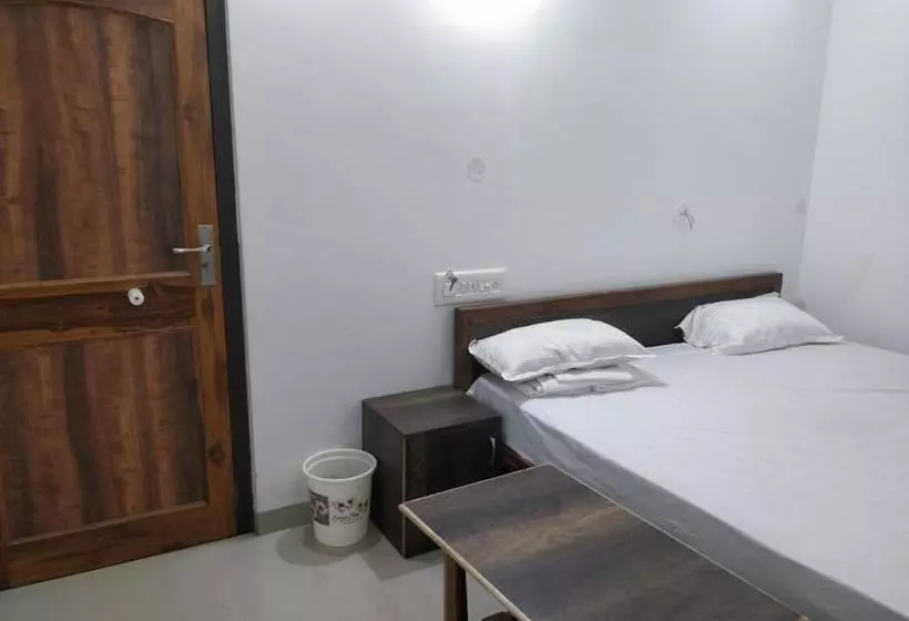 Oyo 29788 Hotel Tushar Palace