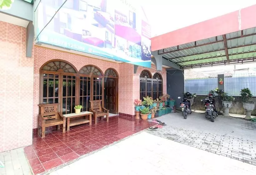 Majatalo Reddoorz Near Candi Ratu Boko