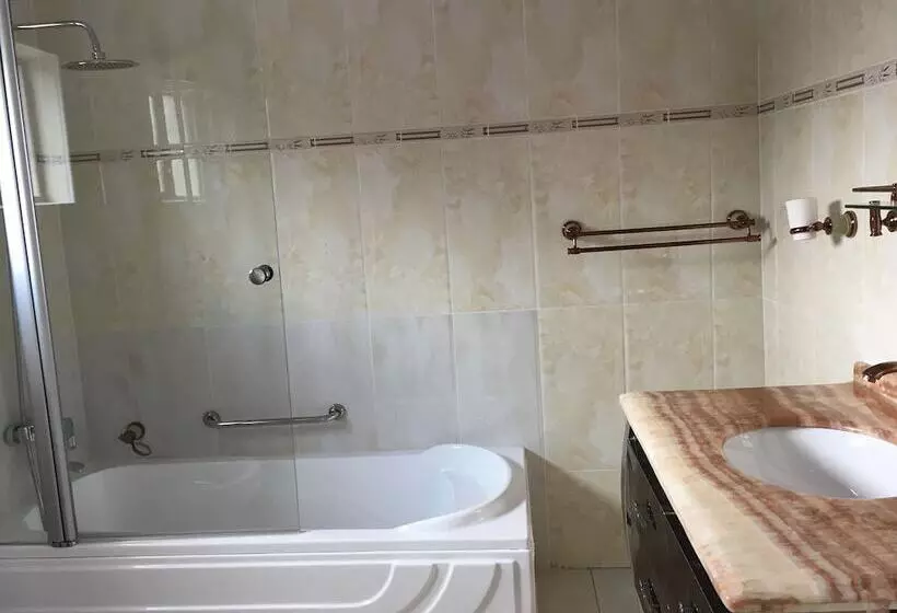 تختخواب و صبحانه Salerato Boutique