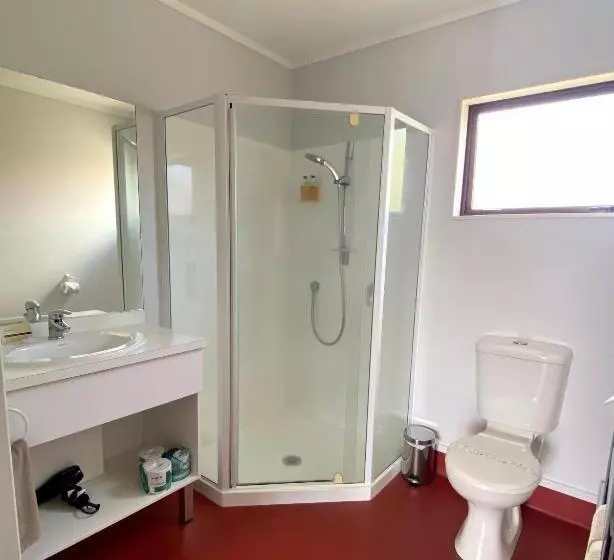 Adventure Lodge And Motels And Tongariro Crossing Track Transport