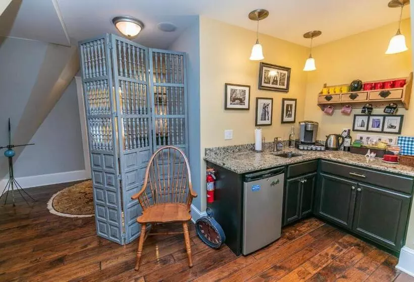 Riverside Gables Bed And Breakfast