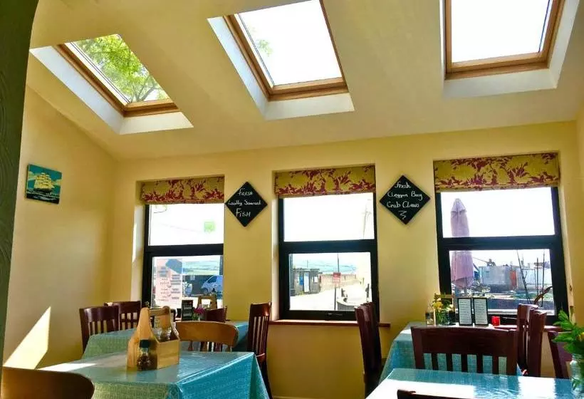 Aamiaismajoitus (B&B) The Pier Bar , Cleggan