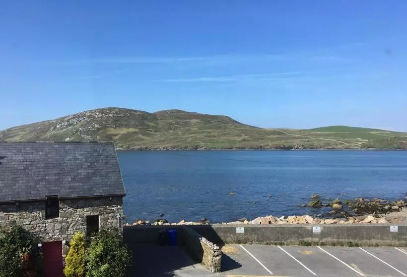 Aamiaismajoitus (B&B) The Pier Bar , Cleggan