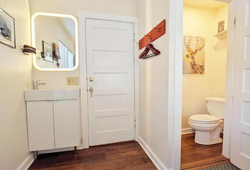 호스텔 Carriage House Inn