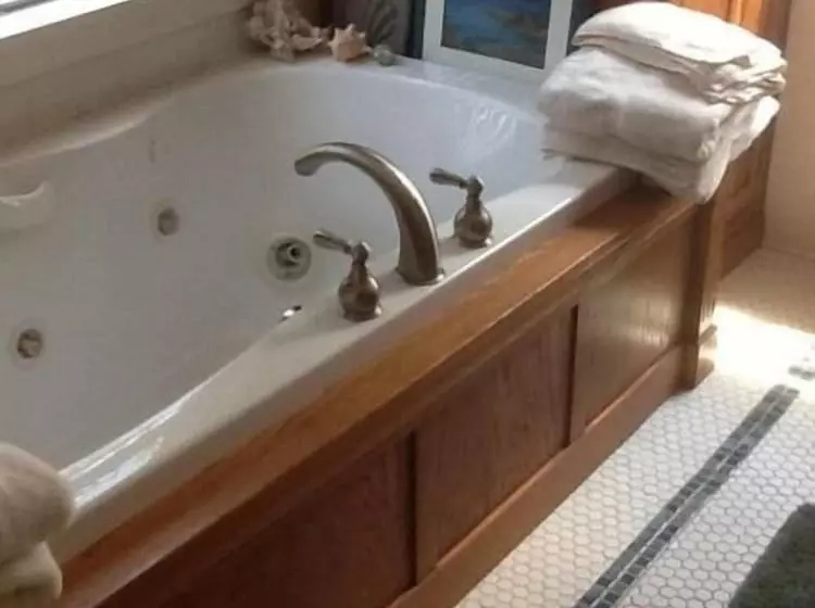 Clary Lake Bed And Breakfast