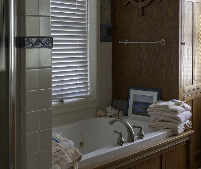 Clary Lake Bed And Breakfast