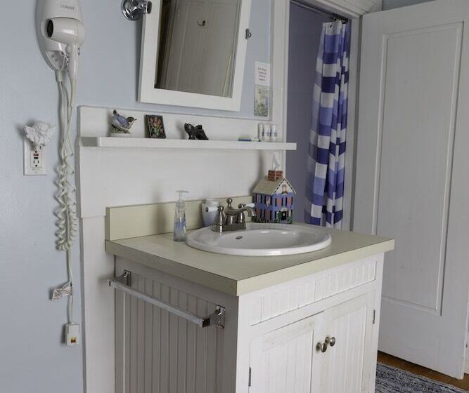 Clary Lake Bed And Breakfast